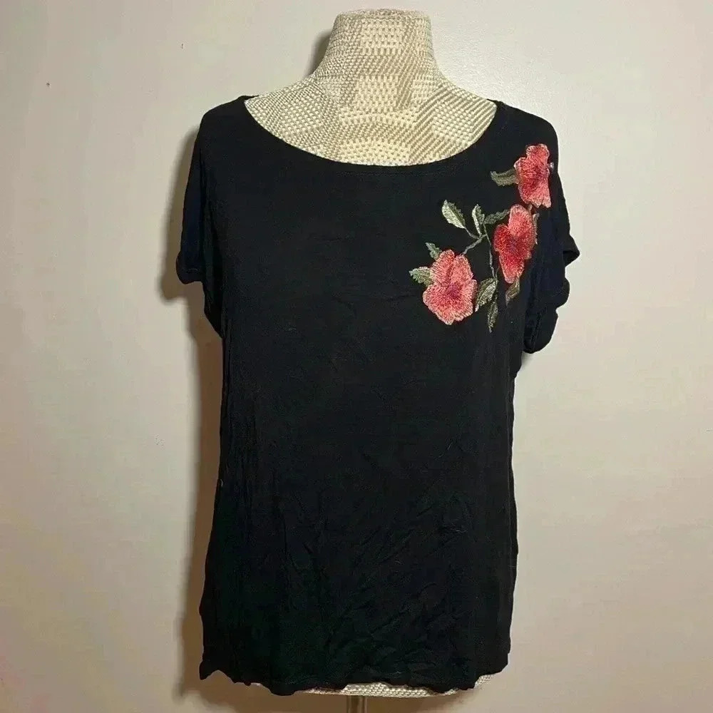 5 for $25 | W5 Floral Top Embroidered Size Medium